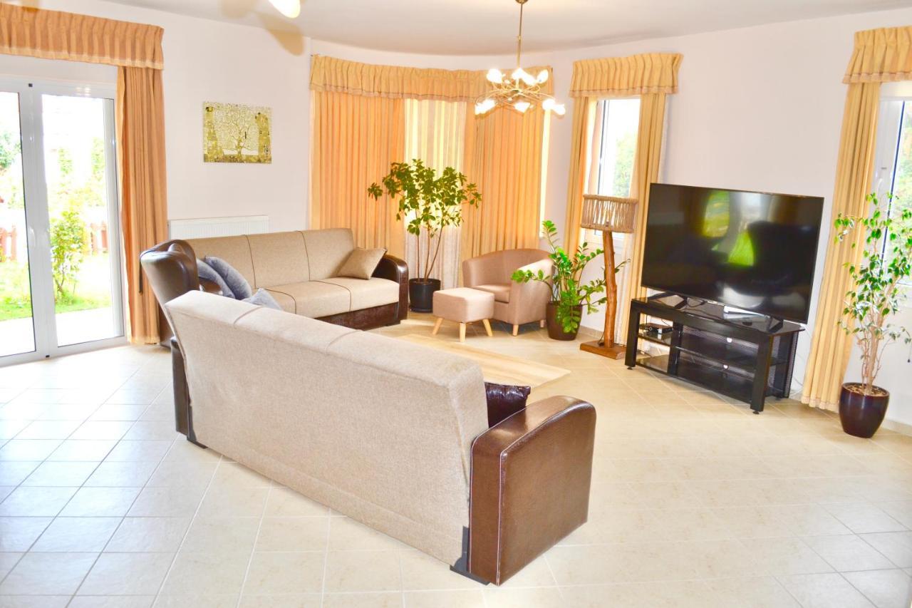 Giorgos Large Size Apartments -Family Friendly With Free Parking And Yard Views Iráclio Exterior foto